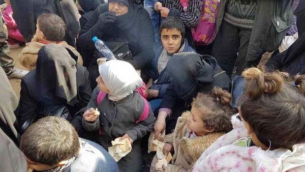 Una multitud espera para evacuar el barrio de Al-Salhen en el este de Aleppo, en Siria. / EFE