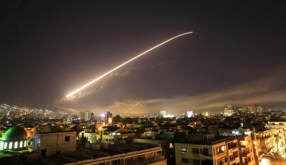  Imagen del ataque con misiles vista desde Damasco, la capital de Siria. (Foto: AP/Hassan Ammar)