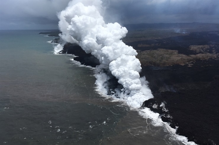 La lava envía nubes de vapor y gases tóxicos al entrar en el Océano Pacífico mientras el volcán Kilauea continúa su ciclo de erupción cerca de Pahoa Fuente: AP