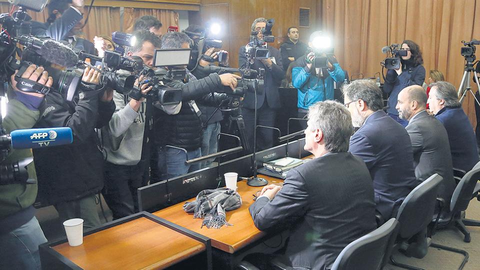 Amado Boudou y José María Núñez Carmona antes de escuchar el veredicto del Tribunal Oral 4. 