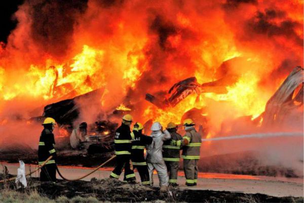   Servidores públicos de todas las instituciones de Gobierno y Municipio, se abocaron a la contención de las familias de los barrios Danés y Bishop, que se vieron afectadas por el incendio en la fábrica. (Foto César González Russo)