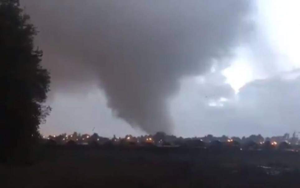 Imagen del tornado que afectó la localidad de Los Ángeles durante la tarde del jueves 30 de mayo