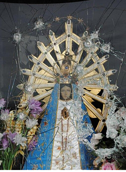 Destrozos a una imagen de la virgen en el Cementerio de Malvinas